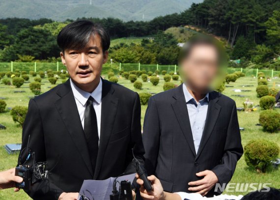 조국 법무부 장관이 14일 부산 기장군 부산추모공원을 방문해 상관의 폭언 등을 견디지 못하고 지난 2016년 극단적 선택을 한 고 김홍영 전 검사의 묘소를 참배했다. 뉴시스