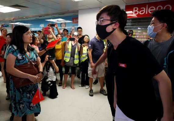 Pro-China demonstrators and anti-government protesters argue at Amoy Plaza shopping mall in Kowloon Bay, Hong Kong, China, September 14, 2019. REUTERS/Jorge Silva /REUTERS/뉴스1 /사진=