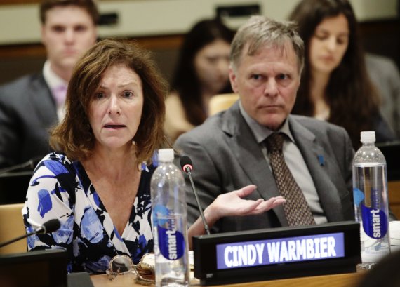 FILE- In this May 3, 2018 file photo, Fred Warmbier, right, listens as his wife Cindy Warmbier, speaks of their son Otto Warmbier, an American who died in 2017 days after his release from captivity in North Korea, during a meeting at the United Nations headquarters. (AP Photo/Frank Franklin II) /뉴시스