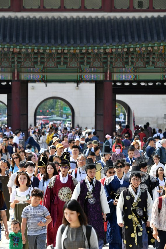 추석연휴 마지막 날인 15일, 서울 경복궁을 찾은 많은 외국인 관광객과 시민들이 고궁을 거닐며 휴일을 보내고 있다. 사진=서동일 기자