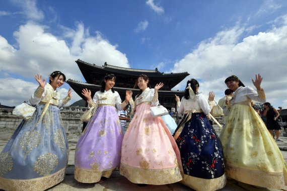 추석연휴 마지막 날인 15일, 서울 경복궁을 찾은 외국인 관광객들이 한복을 입은 채 기념촬영을 하고 있다. 사진=서동일 기자