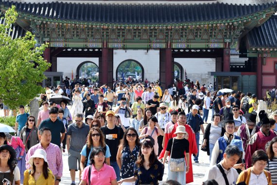 추석연휴 마지막 날인 15일, 서울 경복궁을 찾은 많은 외국인 관광객과 시민들이 고궁을 거닐며 휴일을 보내고 있다. 사진=서동일 기자