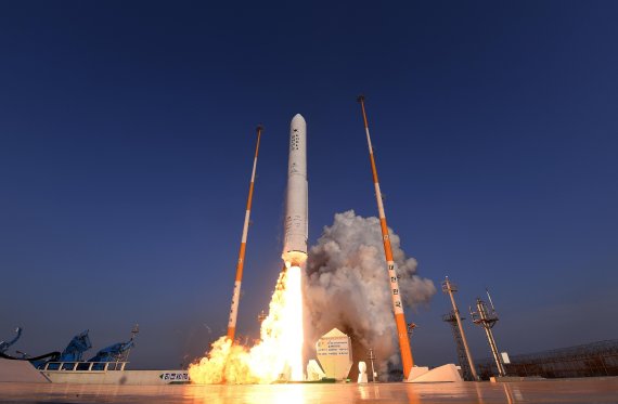 지난해 11월 28일 한국형발사체(KSLV-2) '누리호'에 쓰일 75t급 액체엔진의 성능을 검증하기 위한 시험용 발사체가 전남 고흥 나로우주센터에서 성공적으로 발사됐다. 한국항공우주연구원 제공