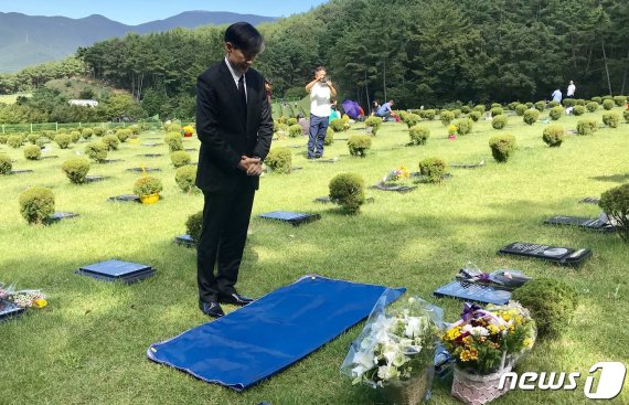 14일 조국 법무부장관이 부산추모공원에 안치된 故 김홍영 전 검사 묘소를 찾아 추모하고 있다. 2019.09.14 /뉴스1 © News1 박세진 기자