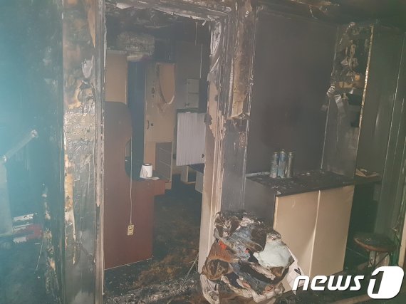 지난 11일 천안 쌍용동의 한 아파트에서 화재가 발생해 엄마와 아들이 숨졌다.(천안서북소방서 제공)© 뉴스1