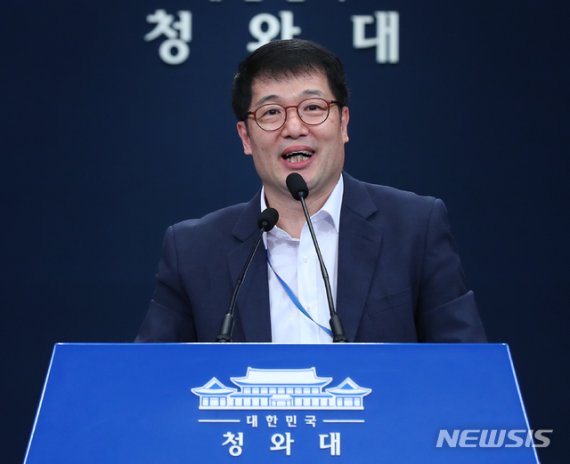 황덕순 일자리수석이 15일 청와대 춘추관에서 고용 동향과 전망 관련한 브리핑을 하고 있다. /사진=뉴시스