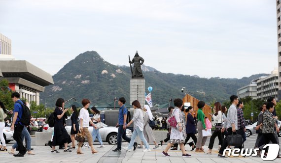 서울 세종대로 광화문광장 인근에서 시민들이 발걸음을 옮기고 있다. 뉴스1