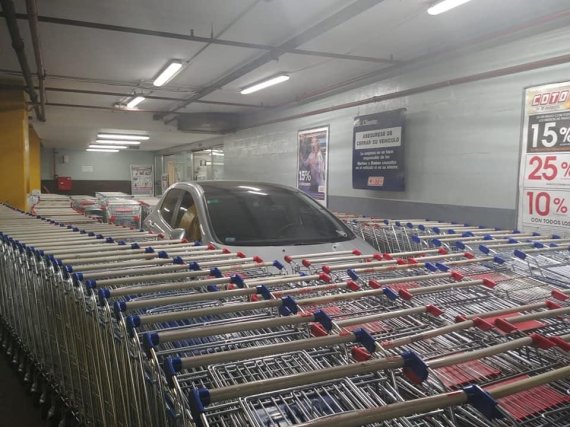 쇼핑카트 구역에 주차된 차량.. 직원들의 기막힌 '복수' 화제