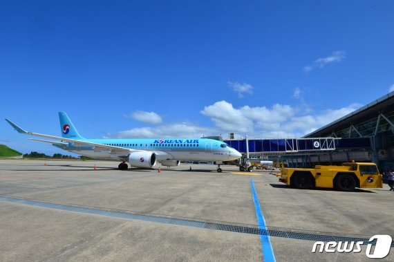 16일 대한항공이 경북 포항~제주 노선에 첫 취항했다. 포항발 첫 항공기가 포항공항에서 이륙을 준비하고 있다. 대한항공은 포항~제주 노선을 하루 1차례 왕복 운항한다. 2019.9.16/뉴스1 © News1 최창호 기자