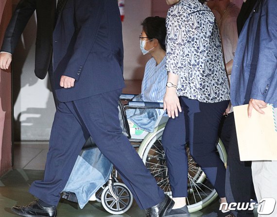 수감 중인 박근혜 전 대통령이 지난 16일 오전 어깨 수술을 받기 위해 서울 서초구 서울성모병원으로 이송되고 있다.