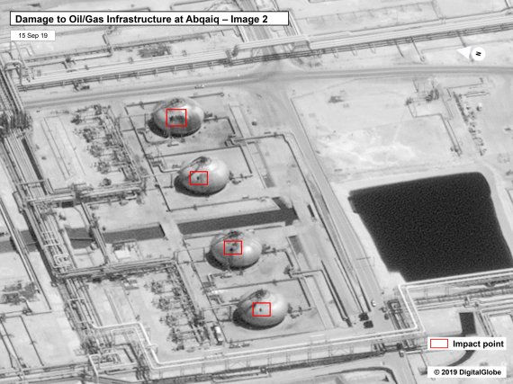 미국 정부와 민간 위성기업 디지털 글로브가 15일(현지시간) 공개한 사우디아라비아 동부의 아브카이크 석유 탈황시설 위성 사진. 사진 속에서 붉은 사각형으로 표시된 지점이 전날 무인기(드론) 공격에 피격당한 부분이다. AP뉴시스