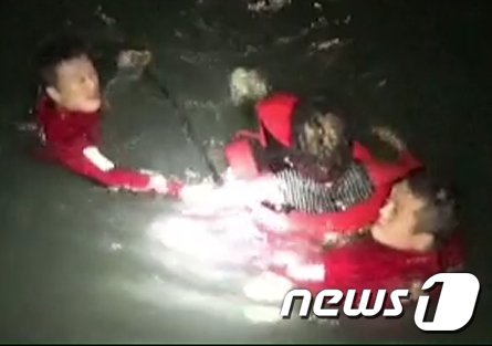 해경이 물에 빠진 60대 여성을 구조하고 있다.(인천해양경찰서제공) © 뉴스1