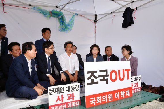 나경원 자유한국당 원내대표가 17일 오전 국회 본관 앞에서 사흘 째 단식 투쟁중인 이학재 의원을 찾아 대화하고 있다. 사진=서동일 기자