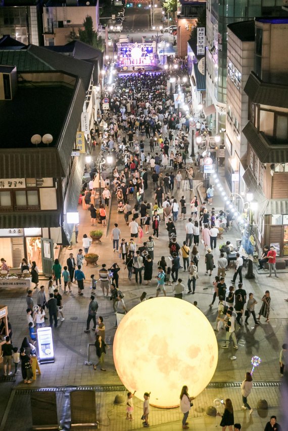 인천시는 밤에 지역 문화재를 돌아보고 정취를 즐기는 ‘2019 인천개항장 문화재 야행’을 오는 21∼22일 개최한다. 사진은 지난 6월 문화재 야행 전경.