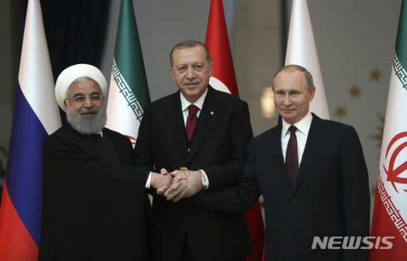 【앙카라=AP/뉴시스】16일(현지시간) 시리아 내전 종식을 위한 러시아·터키·이란 3국 정상의 다섯 번째 회담이 터키 수도 앙카라에서 열린다. 러시아 타스통신에 따르면 드미트리 페스코프 크렘린궁 대변인은 이날 회의에서 세 정상이 "사우디아라비아의 주요 석유 시설 공격 문제를 논의할 수 있다"고 밝혔다. 사진은 지난 4월4일 앙카라에서 만난 하산 로하니(왼쪽) 이란 대통령, 레제프 타이이프 에르도안(가운데) 터키 대통령, 블라디미르 푸틴 러시아 대통령이 손을 잡고 있는 모습. 2019.9.16.