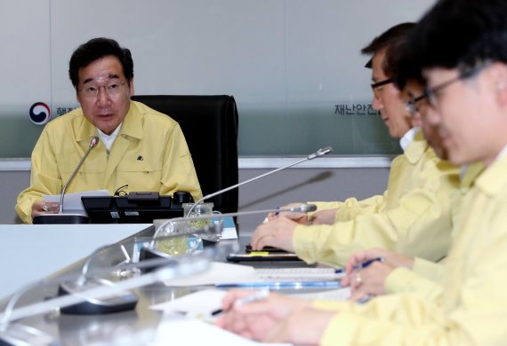 이낙연 국무총리가 17일 정부서울청사 재난상황실에서 아프리카돼지열병(ASF) 상황점검 및 대책회의를 주재하고 있다. 뉴스1