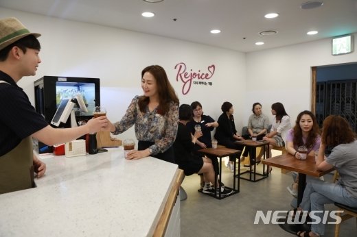 【서울=뉴시스】롯데백화점 광주점 '리조이스 카페'