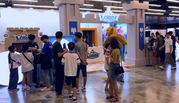 서울 삼성동 코엑스 메가박스 앞에 설치된 '로드모바일' 브랜드 존에 관람객들이 방문해 이벤트를 체험하고 있다. IGG코리아 제공