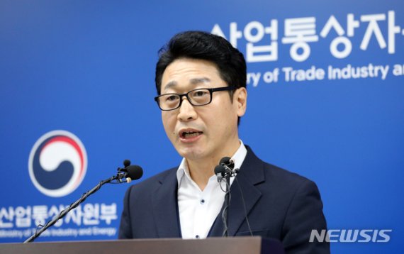 이호현 산업통상자원부 무역정책관이 지난 17일 백색국가(수출 심사 우대국)에서 일본을 제외하는 '전략물자 수출입고시' 개정안을 18일부터 시행한다고 밝히고 있다.[사진=뉴시스화상]