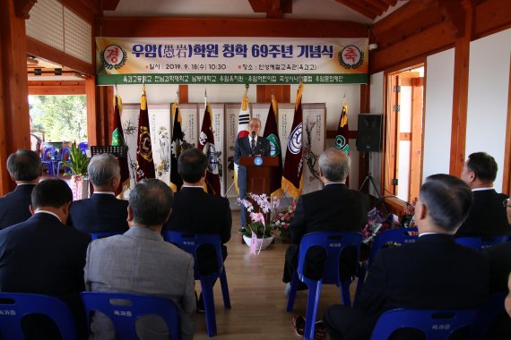 학교법인 우암학원은 창학 69주년을 맞아 18일 오전 10시 30분 전남 곡성군 옥과고 인성예절관에서 기념식을 개최했다. 창설자인 조용기 학원장이 인사말을 하고 있다.사진=남부대 제공