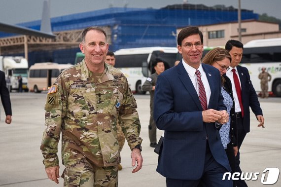 마크 에스퍼 미국 국방장관(오른쪽)이 8일 오후 경기 평택 오산 미 공군기지에 도착, 로버트 에이브럼스 주한미군사령관의 영접을 받으며 이동하고 있다. (마크 에스퍼 미 국방장관 트위터) 2019.8.9/뉴스1