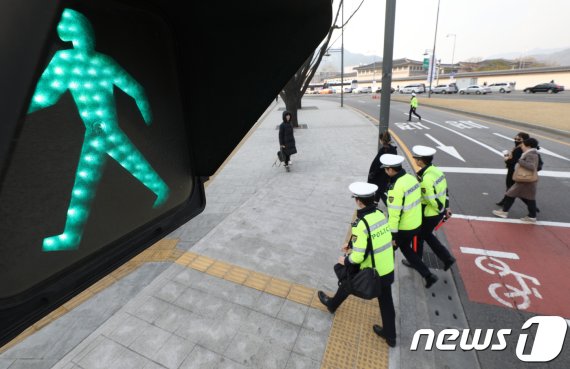 [두유노우] 횡단보도 보행신호 시간은 어떻게 정해질까?