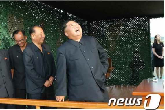 북한이 24일 함경남도 선덕 일대에서 발사한 발사체에 대해 새로 연구개발한 초대형 방사포라며 김정은 국무위원장의 지도 하에 시험사격이 성공적으로 진행됐다고 25일 밝혔다. (노동신문)