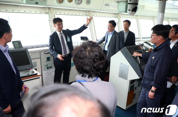 18일 강원도 속초항에 정박한 ‘한창강원호’에서 ㈜한창 관계자가 선상투어 참석자들을 대상으로 브리핑하고 있다. 2019.9.18/뉴스1 © News1 고재교 기자