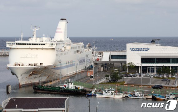 속초항에 정박한 한창강원호. © News1