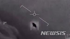 지난 2004년 미국 캘리포니아주 샌디에고 부근에서 미 해군 조종사에 의해 쵤영된 동영상 캡쳐 화면. 사진 속에 미확인비행물체(UFO)가 찍혀 있다.CNN뉴시스
