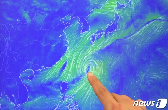 가을 태풍이 또 다시 주말 한반도로 북상할 것으로 예상된다. 일본 해상에서 만들어질 태풍 ‘타파’는 이번 주말 남부와 동해안 지역에 비바람을 몰고 올 전망이다. 세계 기상 정보 비주얼 맵인 어스널스쿨로 확인한 19일 오전 9시 한반도를 향해 다가오는 태풍 '타파'. / 사진=뉴스1