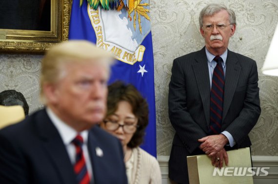 존 볼턴 전 미 국가안보보좌관이 도널드 트럼프 대통령 뒤에 서 있다. 사진은 지난해 5월 22일 볼턴 보좌관이 트럼프 대통령이 주관한 백악관 회의에 참석한 모습. /사진=뉴시스