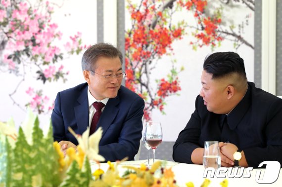 문재인 대통령과 김정은 북한 국무위원장이 2018년 9월20일 삼지연초대소에서 오찬을 하고 있다. 2018.9.20/뉴스1 © News1 평양사진공동취재단