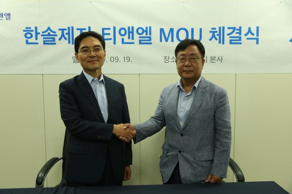 이상훈 한솔제지 사장(왼쪽)은 19일 티앤엘 최윤소 대표와 서울 을지로 한솔제지 본사에서 특수 소재분야 원료 제품인 나노 셀룰로오스를 공급하는 내용의 업무협약(MOU)을 체결한 뒤 기념 촬영을 하고 있다.
