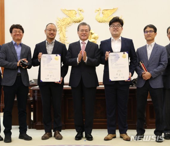 【서울=뉴시스】전신 기자 = 문재인 대통령이 19일 청와대 본관 집무실에서 열린 200만호 특허증 및 100만호 디자인등록증 수여식을 마친 후 참석자들과 기념촬영하고 있다. 왼쪽부터 200만호 특허 발명자 김용성 아주대 교수, 특허권자 이승주 오름테라퓨틱 대표, 문 대통령, 100만호 디자인권자 한형섭 HHS 대표, 창작자 김관명 울산과학기술원 부교수. 2019.09.19. photo1006@newsis.com