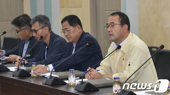 19일 전북 장수군이 사과가격 하락과 관련해 대책회의를 갖고 있다.(장수군제공) 2019.9.19 /뉴스1