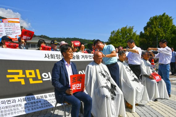 범시민사회단체연합, 국민행동본부 등 400여 시민사회단체는 19일 오전 서울 청와대 분수대 앞에서 조국 법무부 장관 사퇴를 촉구하는 삭발식을 진행했다. 이 단체는 이 자리에서 "조 장관은 당장 퇴진해야 한다"고 주장했다. 사진=서동일 기자