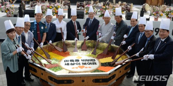 전주시, 전주비빔밥축제..."함께 비비고 나눈다"