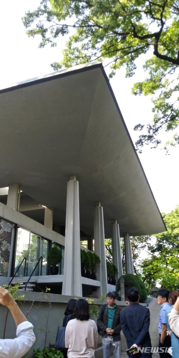 【서울=뉴시스】 서울시 출입기자단이 19일 주한 프랑스 대사관 건물을 둘러보고 있다. 2019.09.19. daero@newsis.com