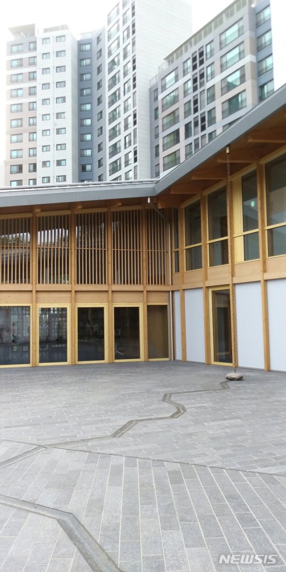 【서울=뉴시스】 서울시 출입기자단이 19일 주한 스위스 대사관을 방문하고 있다. 2019.09.19. daero@newsis.com