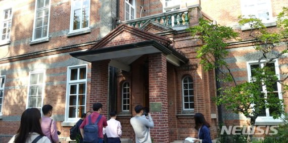 【서울=뉴시스】 서울시 출입기자단이 19일 주한 영국대사관저를 방문하고 있다. 2019.09.19. daero@newsis.com