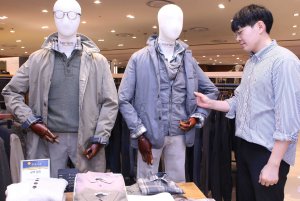 롯데백화점 본점에서 한 고객이 가을 점퍼를 고르고 있다.
