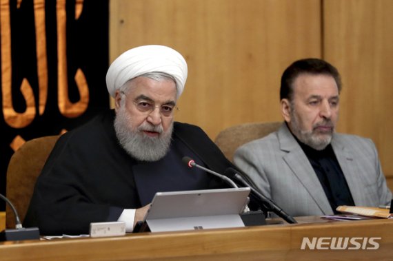【테헤란=AP/뉴시스】하산 로하니 이란 대통령(왼쪽)이 4일(현지시간) 테헤란에서 열린 각료회의에서 발언하고 있다. 2019.09.20.