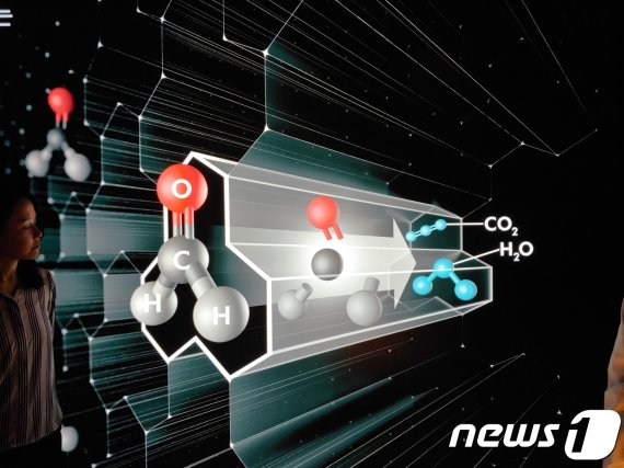 크립토멜레인을 이용해 포름알데히드의 분자구조를 파괴하는 것을 설명한 그래픽 2019.9.18/뉴스1 © News1 권구용기자