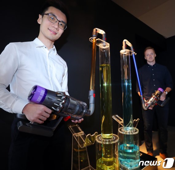 19일 오전 서울 강남구 서울옥션 강남센터에서 열린 다이슨 신제품 출시행사에서 엔지니어들이 ‘V11 220 에어와트 CF플러스’ 무선청소기'(왼쪽)를 선보이고 있다. 2019.9.18/뉴스1 © News1 구윤성 기자