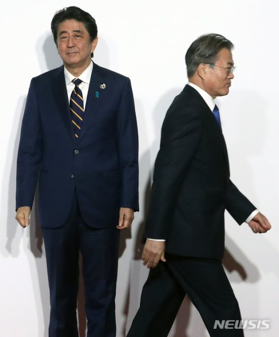 문재인 대통령이 28일 오전 인텍스 오사카에서 열린 G20 정상회의 공식환영식에서 의장국인 일본 아베 신조 총리와 악수한 뒤 행사장으로 향하고 있다. 뉴시스