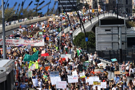 호주 퀸즐랜드주 브리스번에서 20일 세계 기후 파업에 동참하는 시위대가 빅토리아 다리를 건너고 있다.로이터뉴스1