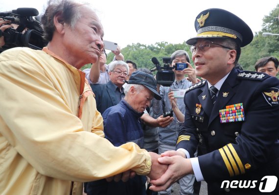 민갑룡 경찰청장이 지난 20일 대구 달서구 와룡산 세방골 개구리소년 유골 발견 현장을 방문에 앞서 희생자 박찬인(당시 10세)군의 아버지 박건서(67)씨의 손을 잡고 위로하고 있다. /사진=뉴스1