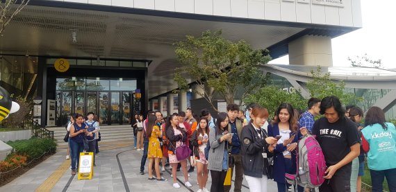 지난 20일 오전 7시 경 서울시 마포구 애경타워 앞에 외국인 관광객들이 관광 버스를 기다리기 위해 길게 줄 지어 있다. 사진=이용안 인턴기자