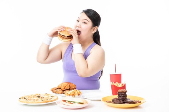 [질환과 음식] 잘못된 식습관으로 인한 비만, 치아까지 망친다